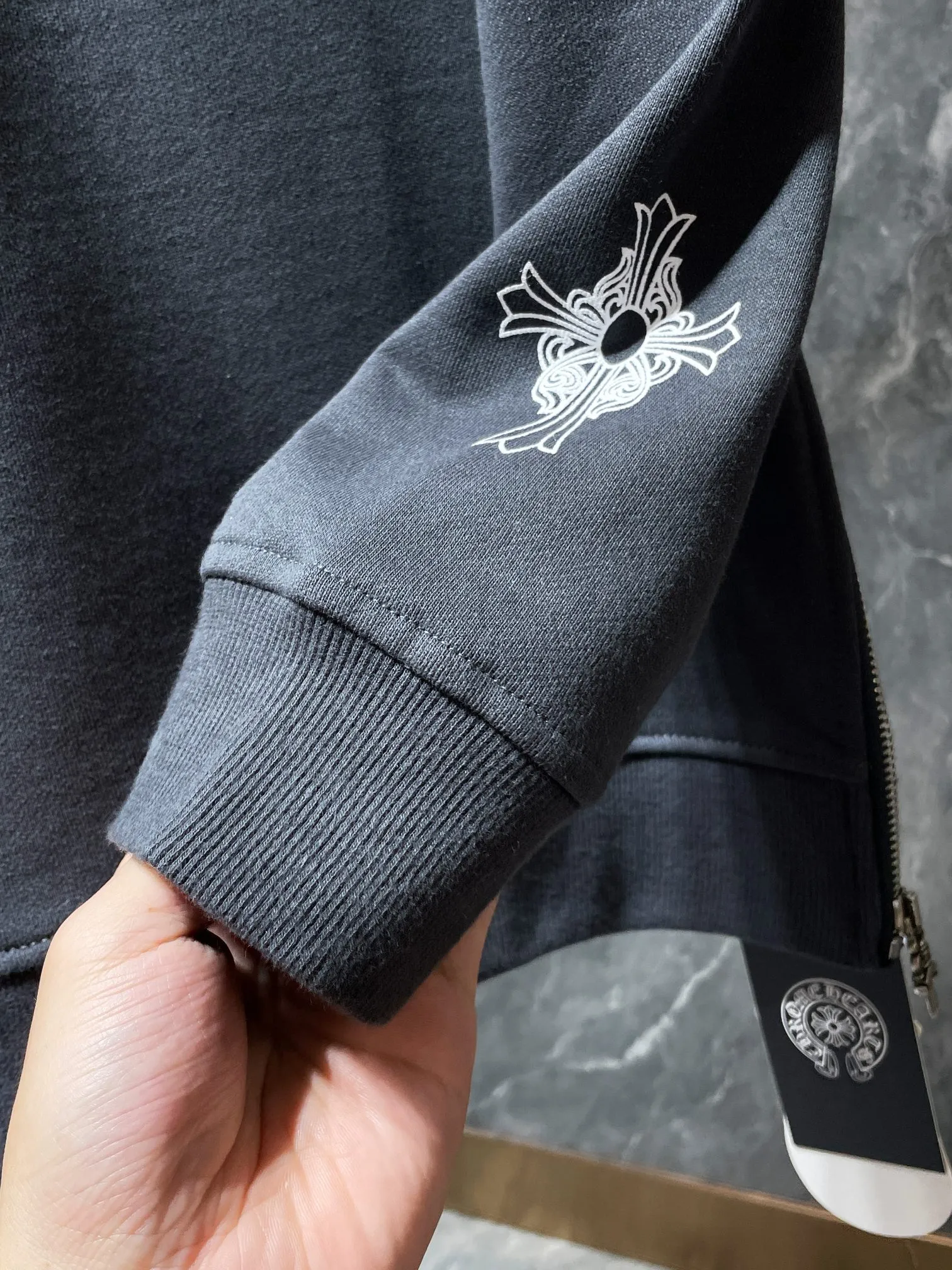 P230 Chrome Hearts Autumn and Winter 2025 simultaneous sale at counters❤️ Chrome Hearts Sanskrit horseshoe letter round neck sweatshirt Classic cross horseshoe foam print ➕ Customized zipper design on both sides Improved customized version 1:1 high weight fabric Recommended color: Specially customized cement dark gray Size: S, M, L, XL